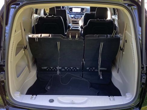 Used 2024 Chrysler Pacifica Touring-L FWD image 31