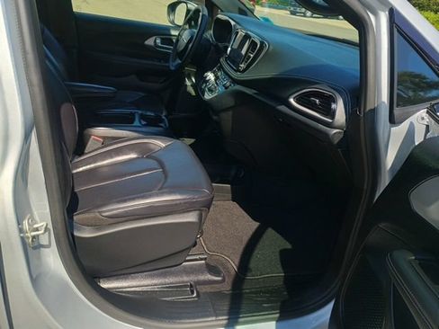 Used 2023 Chrysler Pacifica Touring-L w/ S Appearance Package AWD/4WD image 15