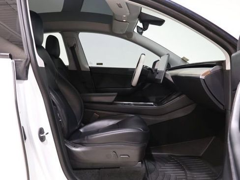 Used 2022 Tesla Model Y Long Range image 33