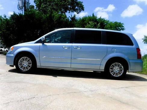 Used 2012 Chrysler Town & Country Touring-L w/ Premium Group FWD image 11