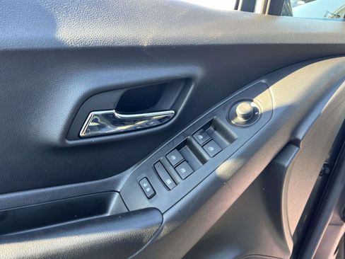 Certified 2022 Chevrolet Trax LT w/ LT Convenience Package image 20