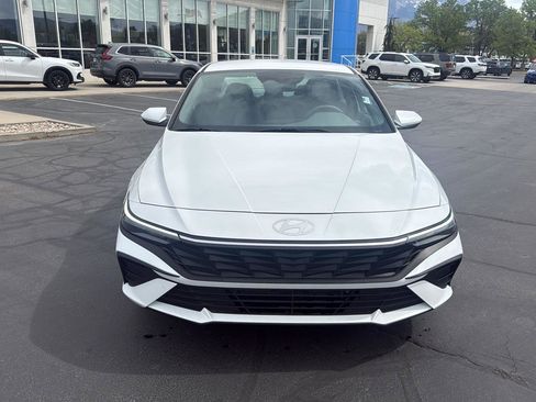 Used 2025 Hyundai Elantra Blue image 4