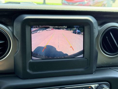 Used 2018 Jeep Wrangler Unlimited Sport S AWD/4WD image 4