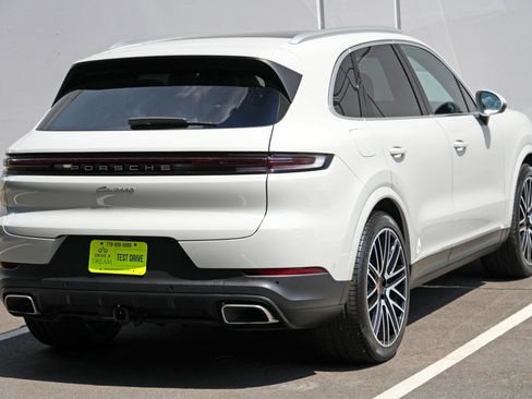Used 2025 Porsche Cayenne w/ Premium Package Plus AWD/4WD image 54