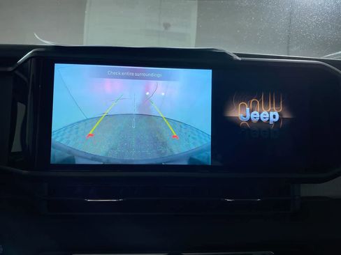 Used 2024 Jeep Wrangler Sahara image 25