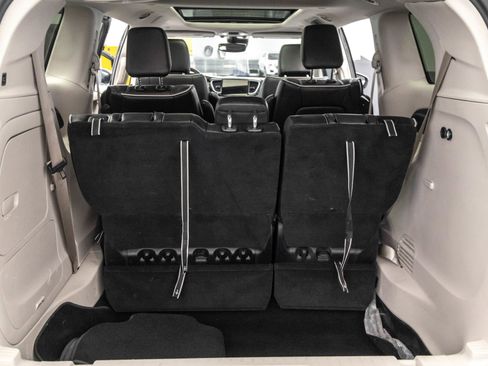Used 2023 Chrysler Pacifica Limited FWD image 32
