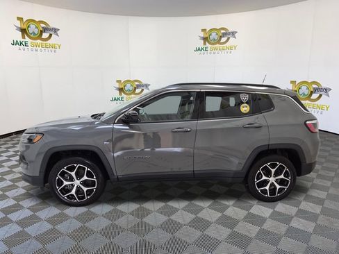 Used 2024 Jeep Compass Latitude w/ Altitude Special Edition AWD/4WD image 6