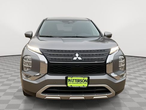 Used 2023 Mitsubishi Outlander SE image 2