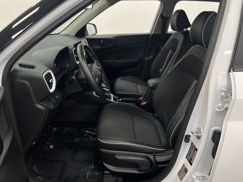 Used 2025 Hyundai Venue Limited FWD image 10