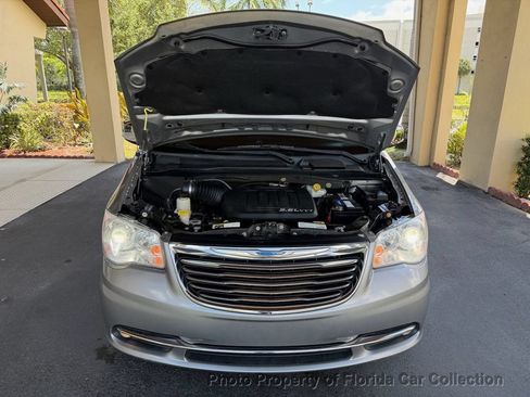 Used 2013 Chrysler Town & Country Limited w/ Luxury Group FWD image 77