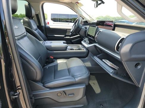 Used 2025 Ford Expedition Platinum AWD/4WD image 16