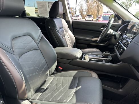 Used 2023 Nissan Pathfinder Platinum image 13