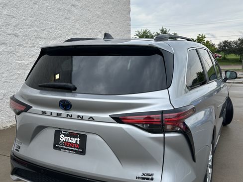 Used 2023 Toyota Sienna XSE AWD/4WD image 6