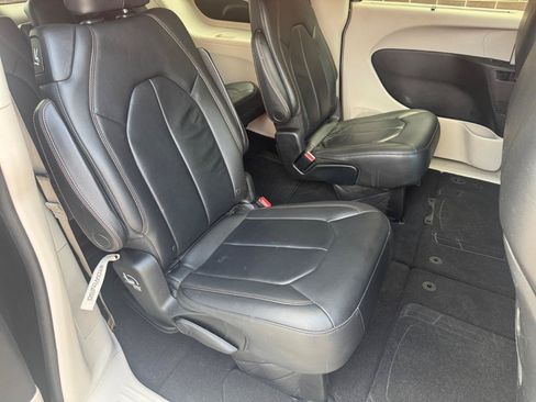 Used 2017 Chrysler Pacifica Touring-L FWD image 14