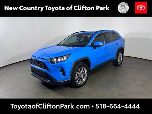 Used 2021 Toyota RAV4 XLE Premium w/ Carpet Mat Package (TMS) FWD image 7