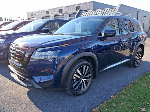 New 2025 Nissan Pathfinder Platinum image 3