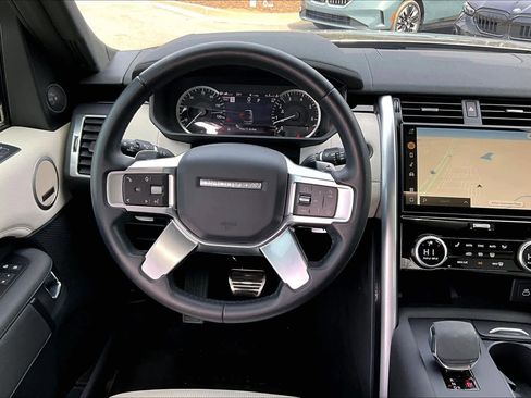 Used 2023 Land Rover Discovery S R-Dynamic image 6
