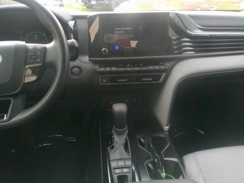 Used 2025 Toyota Camry LE image 33