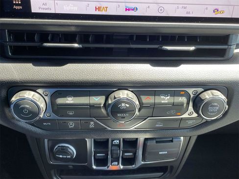 New 2025 Jeep Gladiator Sport image 21