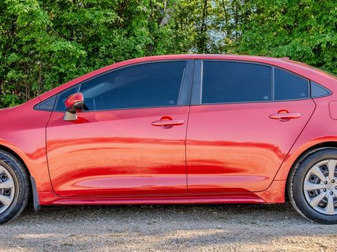 Used 2020 Toyota Corolla LE image 2