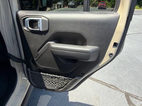 Used 2022 Jeep Wrangler Unlimited Rubicon w/ Dual Top Group AWD/4WD image 24