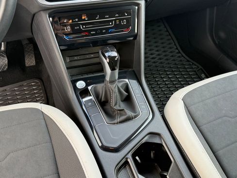 Used 2025 Volkswagen Taos SE image 15