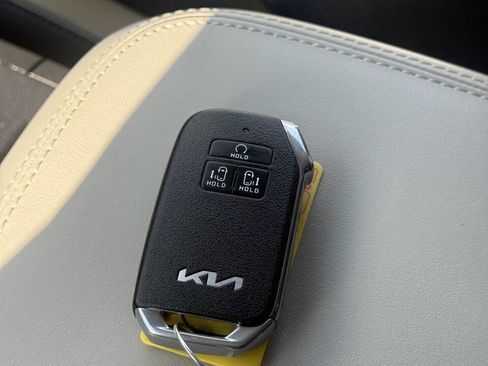 Used 2023 Kia Carnival LX image 23
