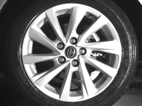 Used 2022 Toyota Camry LE image 9