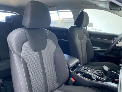 Certified 2025 Kia Sorento LX image 30