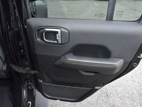 Used 2025 Jeep Wrangler Unlimited Sahara AWD/4WD image 25