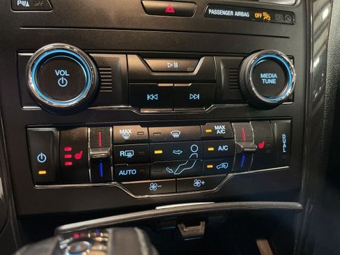 Used 2018 Ford Explorer XLT w/ Equipment Group 202A AWD/4WD image 34