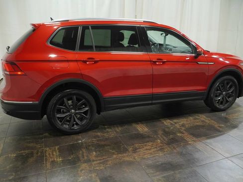 Certified 2024 Volkswagen Tiguan SE w/ Panoramic Sunroof Package AWD/4WD image 3