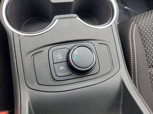 Used 2022 GMC Terrain SLE w/ Elevation Edition image 28