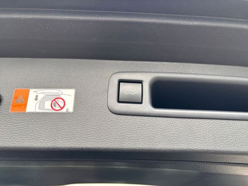Used 2025 Toyota Highlander LE FWD image 23