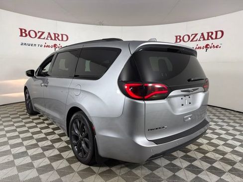 Used 2018 Chrysler Pacifica Touring-L w/ Premium Audio Group FWD image 6