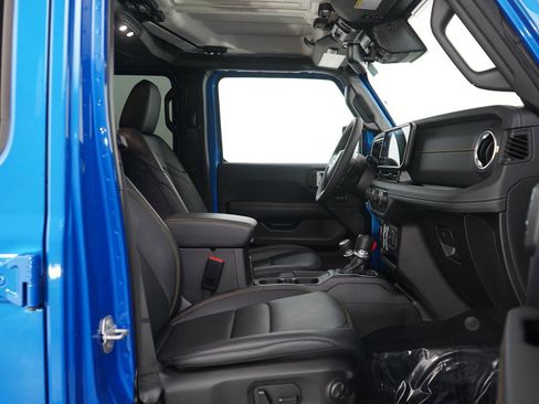 Used 2024 Jeep Wrangler Unlimited Sahara w/ Technology Group AWD/4WD image 11