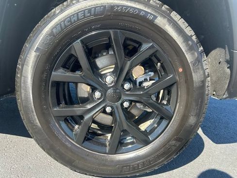Used 2024 Jeep Grand Cherokee Altitude AWD/4WD image 9