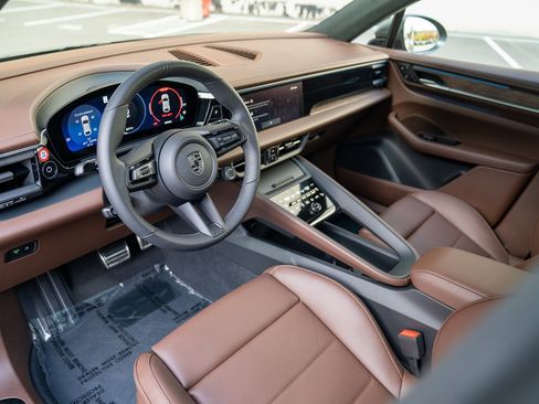 Certified 2025 Porsche Macan Turbo Electric AWD/4WD image 4
