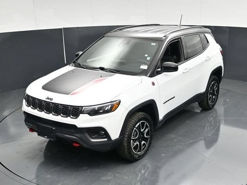 Used 2025 Jeep Compass Trailhawk AWD/4WD image 46