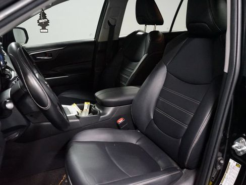 Used 2020 Toyota RAV4 XLE Premium FWD image 6