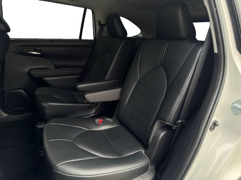 Used 2021 Toyota Highlander XLE FWD image 13