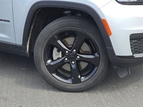 Used 2023 Jeep Grand Cherokee L Laredo image 2