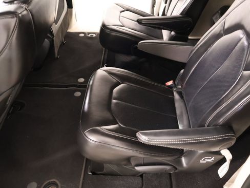 Used 2023 Chrysler Pacifica Touring-L FWD image 12