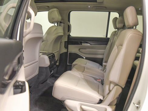 Used 2024 Jeep Wagoneer Base w/ Premium Group I image 12