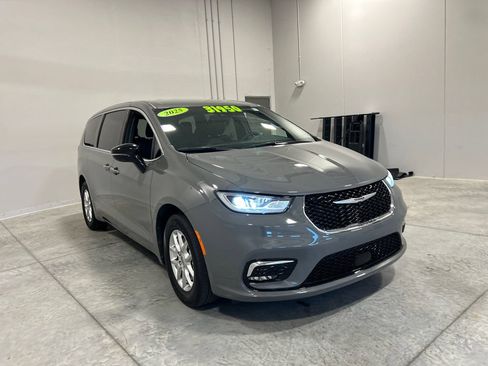 Used 2025 Chrysler Pacifica Select FWD image 4