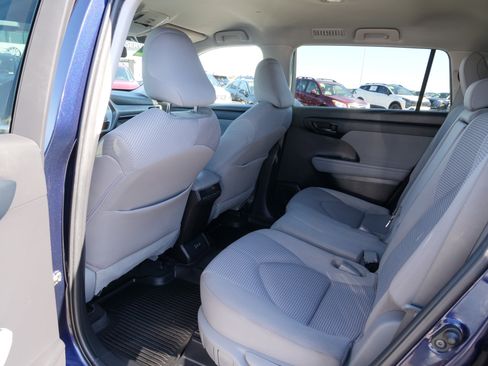 Used 2022 Toyota Highlander L image 17