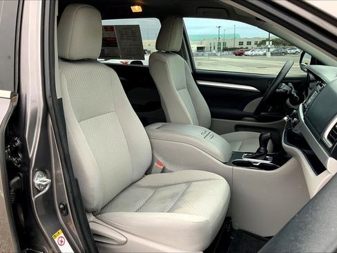 Used 2017 Toyota Highlander LE image 8