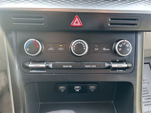 Used 2024 Kia Carnival LX image 24