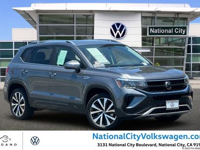 Used 2023 Volkswagen Taos SE w/ Panoramic Sunroof Package