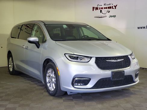 Used 2023 Chrysler Pacifica Touring-L FWD image 27